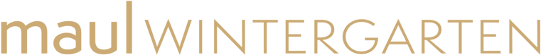Goldene Schriftzug „maul WINTERGARTEN“ auf schwarzem Hintergrund, klare Gestaltung und moderne Typografie für Wintergarten-Lösungen.